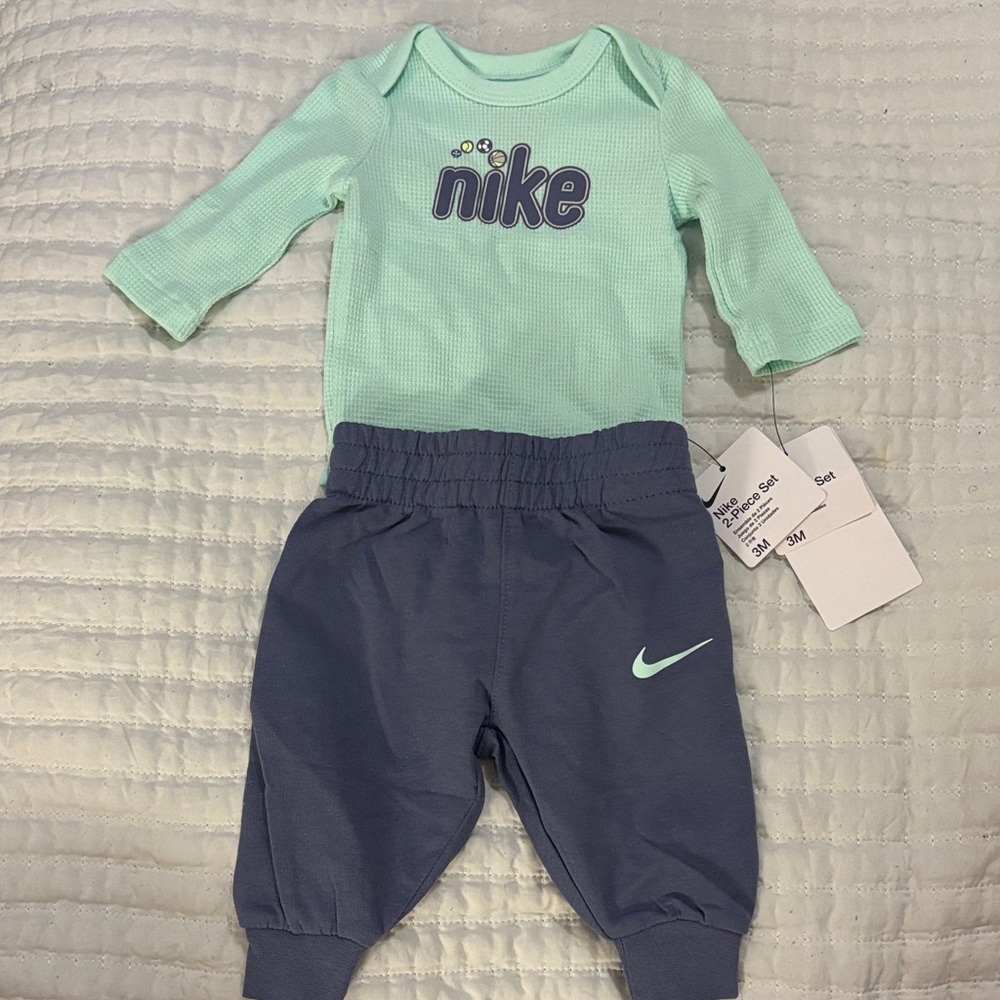 Nike Infant Set in Light Green and Dark Blue